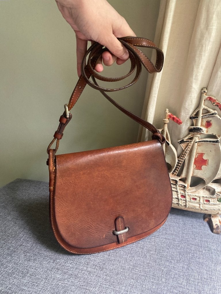 Vintage Dooney & Bourke leren crossbody tas kastanjebruin, Bijoux, Sacs & Beauté, Sacs | Sacs à dos, Enlèvement, Utilisé, Autres marques