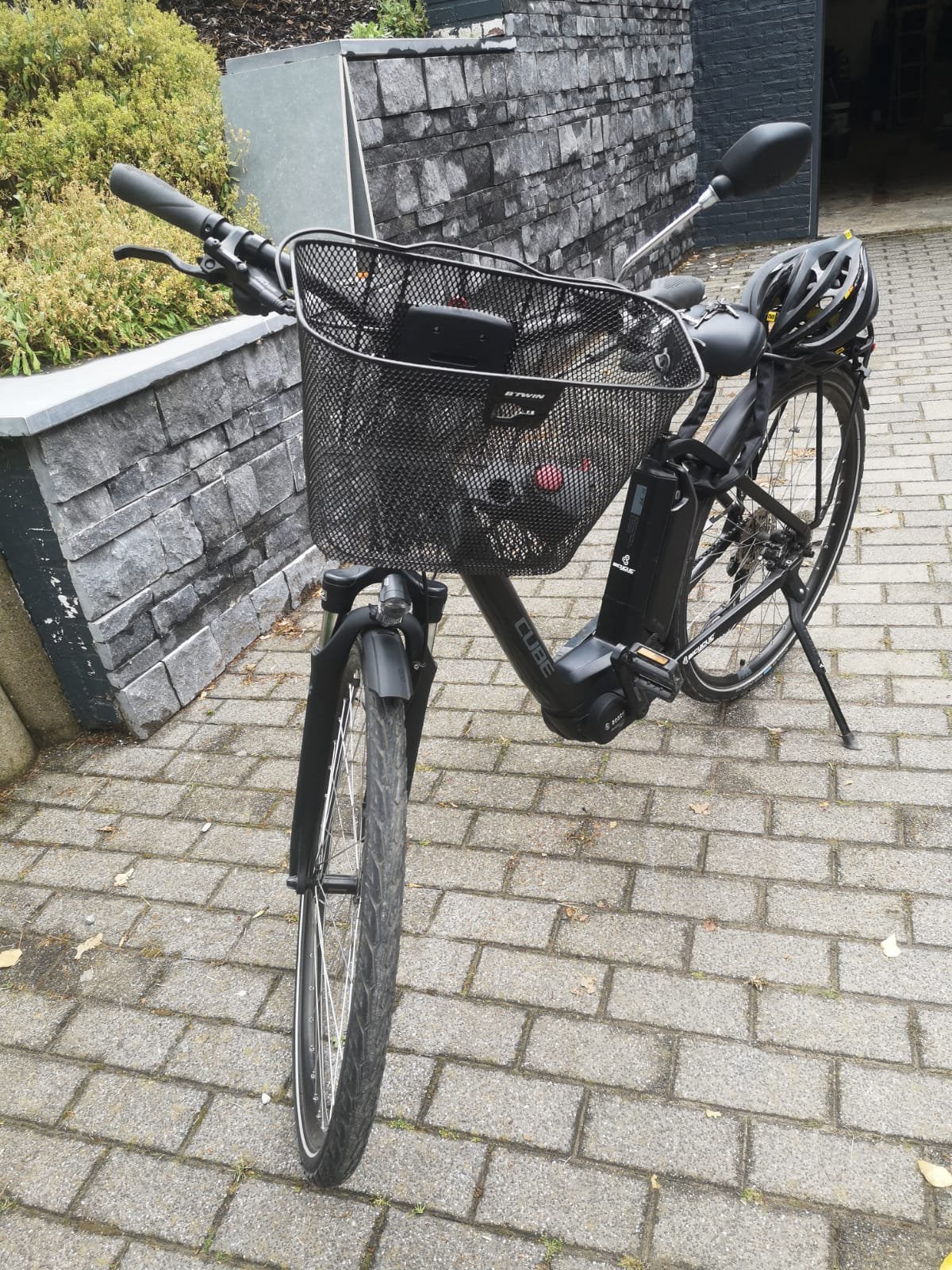 Vélo électrique cube noir mate, 50 km par batterie ou plus, Comme neuf, Cube, Enlèvement ou Envoi