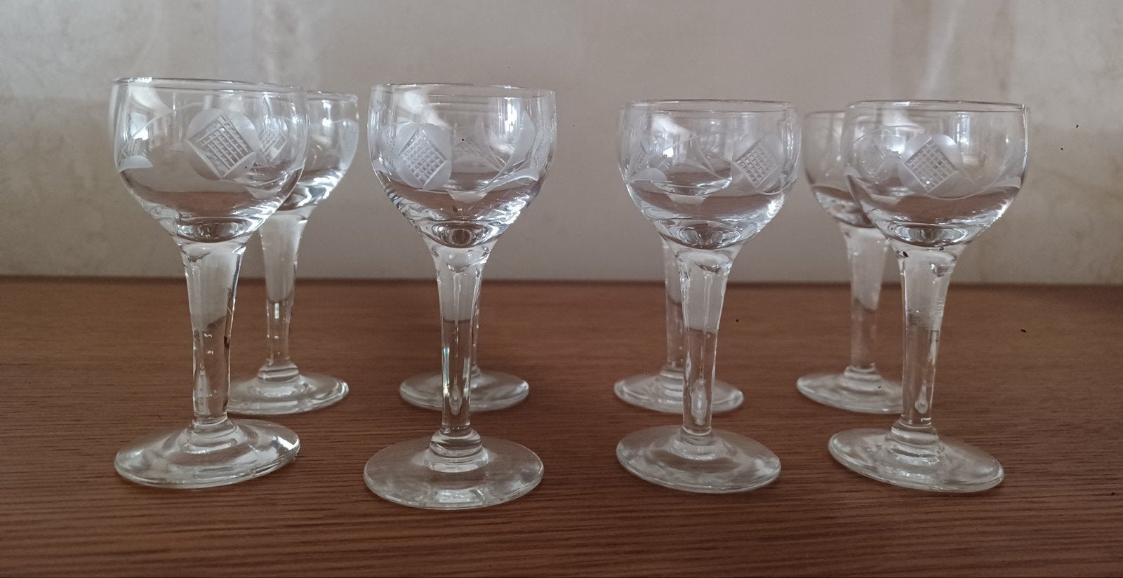 Lot van 8 gegraveerde kristallen borrelglaasjes., Ophalen