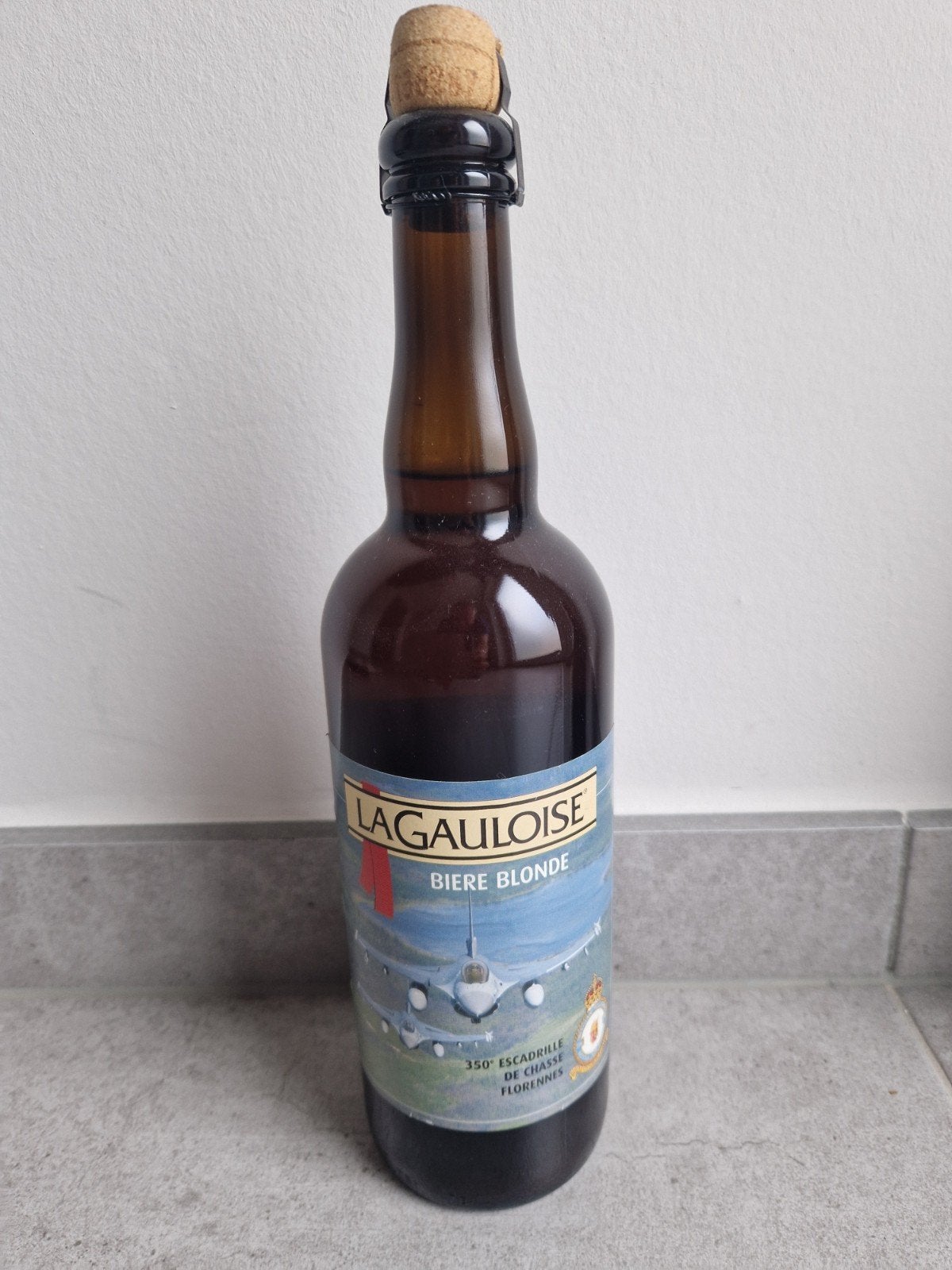 Bierfles met speciaal etiket, Ophalen
