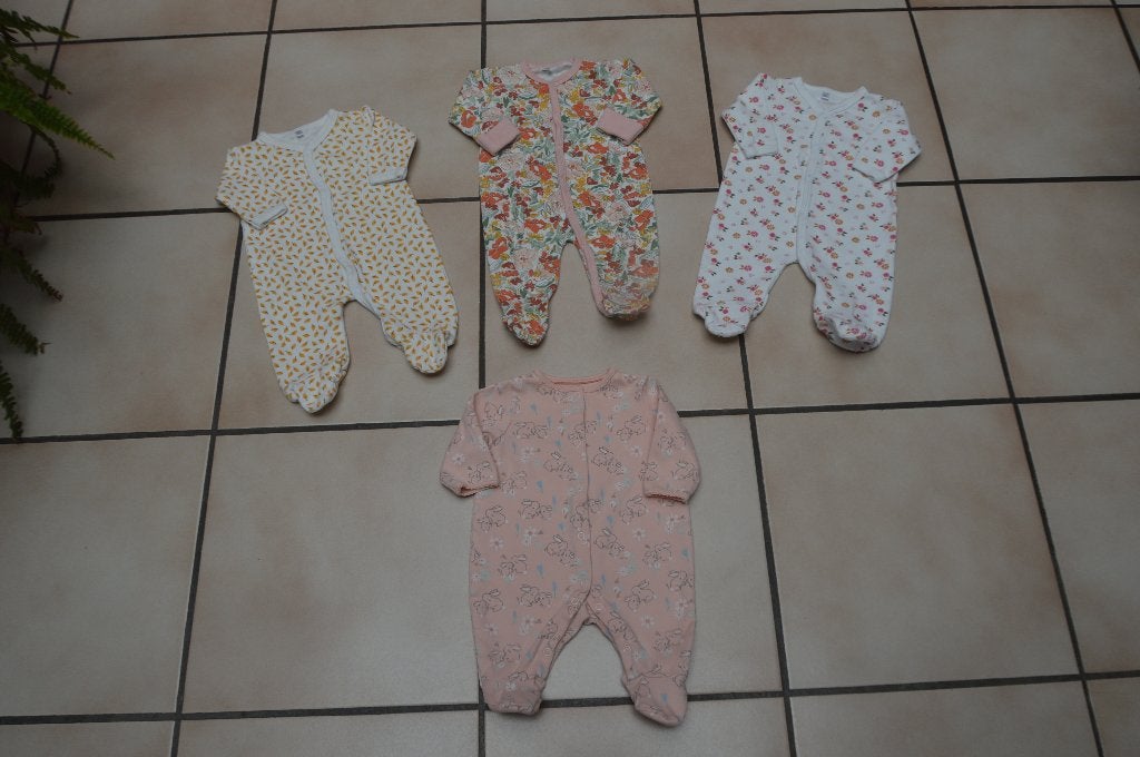 Bébé Fille Pyjamas en coton T56cm ou 0/1 mois Très Bon Etat, Enfants & Bébés, Vêtements de bébé | Taille 56, Enlèvement ou Envoi