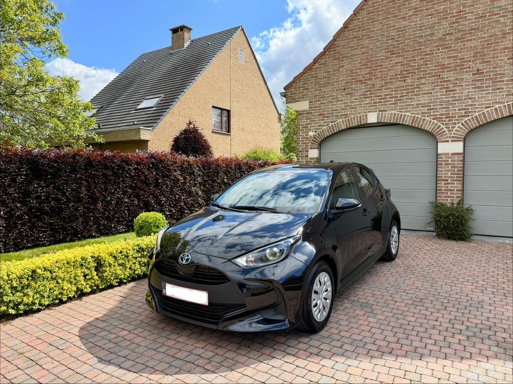 Toyota Yaris 1.5 Hybrid Automat - 1 propr - Camera - CarPlay, Autos, Euro 6, Entretenue par le concessionnaire, Noir, 5 portes