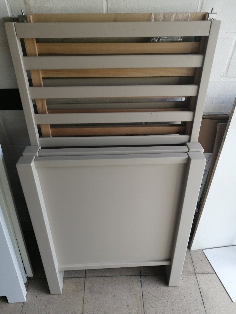 baby/kinderbed grijs, Ophalen, Zo goed als nieuw, Minder dan 140 cm, Matras