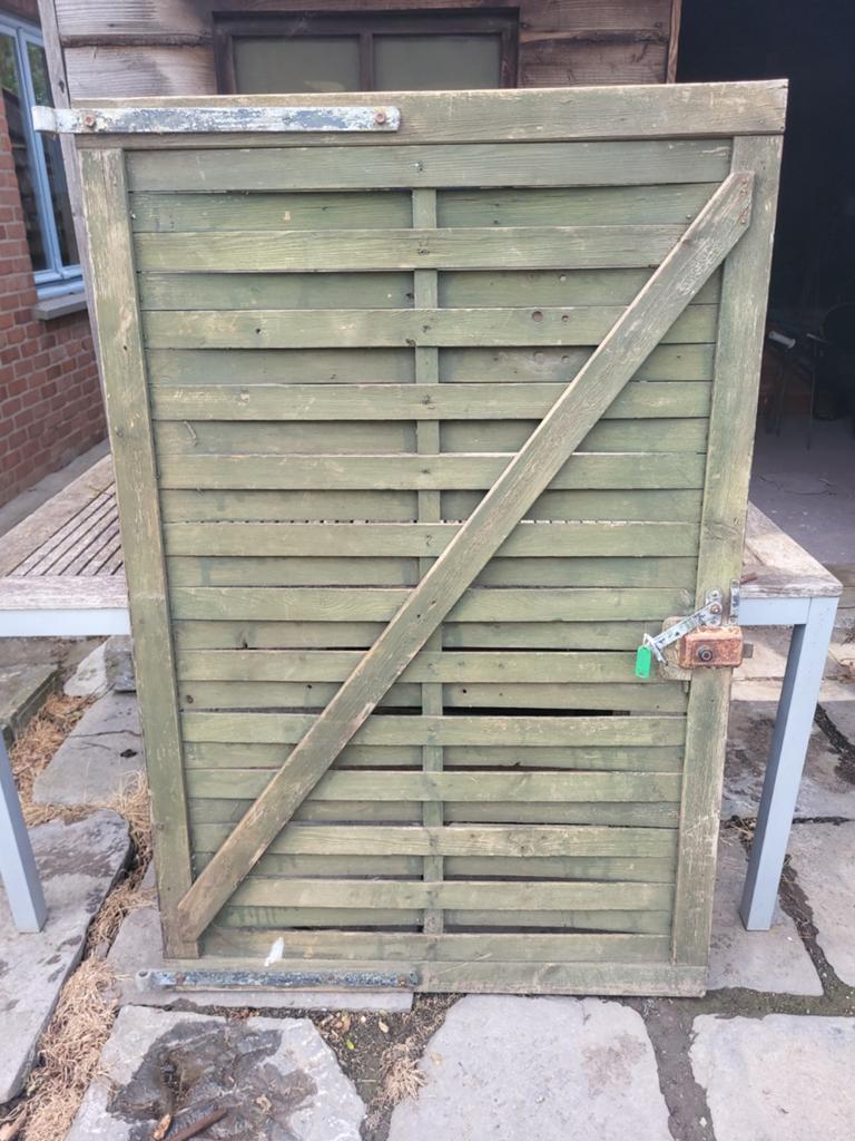 Buitenpoort met cilynderslot
Lengte 98cm 
Hoogte 148cm, Tuin en Terras, Bergingen en Tuinkasten, Ophalen