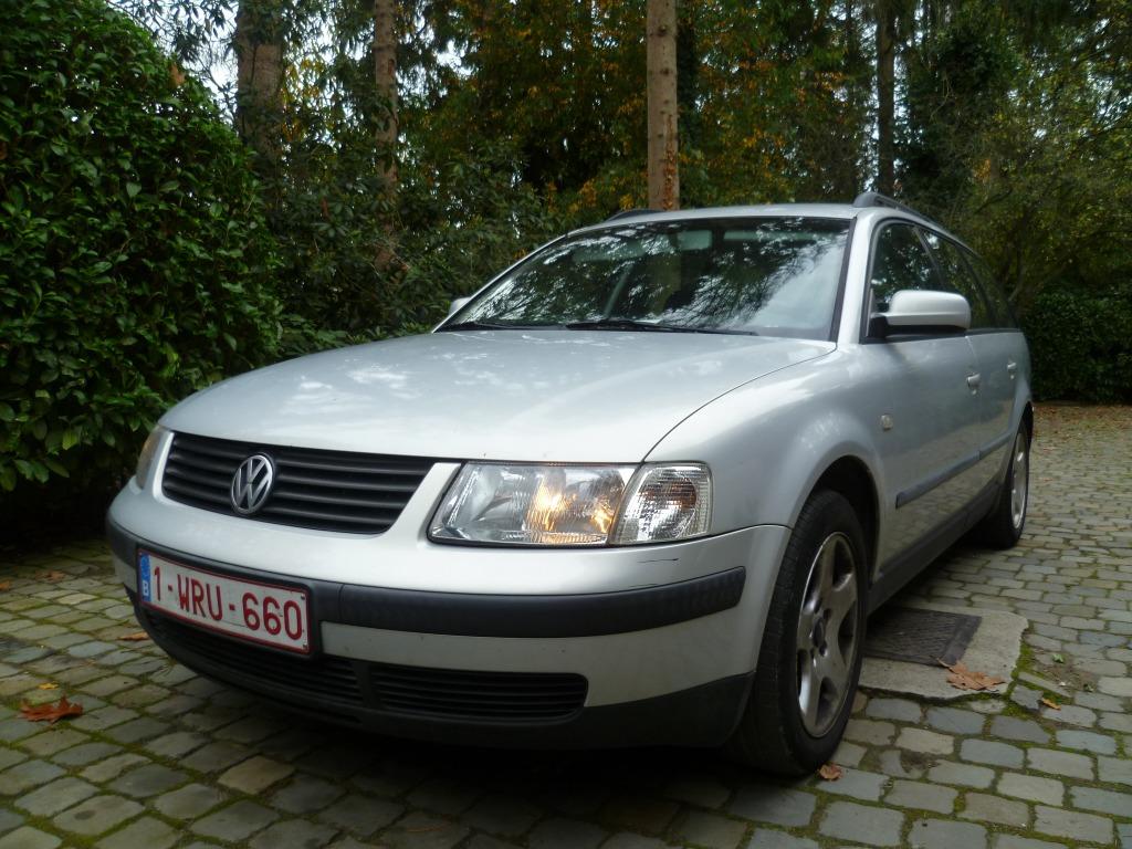 VW Passat 1.6 benzine minder dan 100.000 km nieuwe motor., Auto's, 4 deurs, Stof, Zwart, 4 cilinders