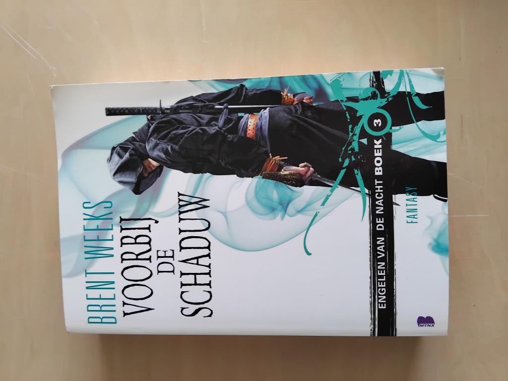 Boek Voorbij de schaduw - Brent Weeks, Enlèvement ou Envoi