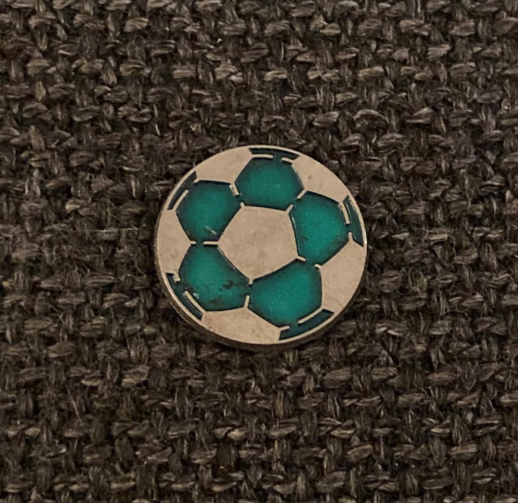 PIN - VOETBAL - FOOTBALL - FOOT, Envoi, Utilisé, Sport, Insigne ou Pin's