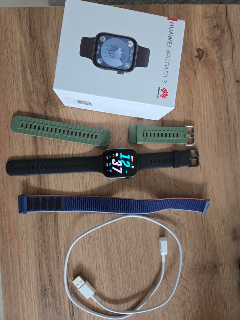 Huawei watch fit 3 in very good condition with 2 extra belt, Enlèvement