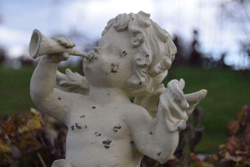 Ange,angelot en fonte jouant de la trompe, Enlèvement ou Envoi, Comme neuf, Métal, Ange