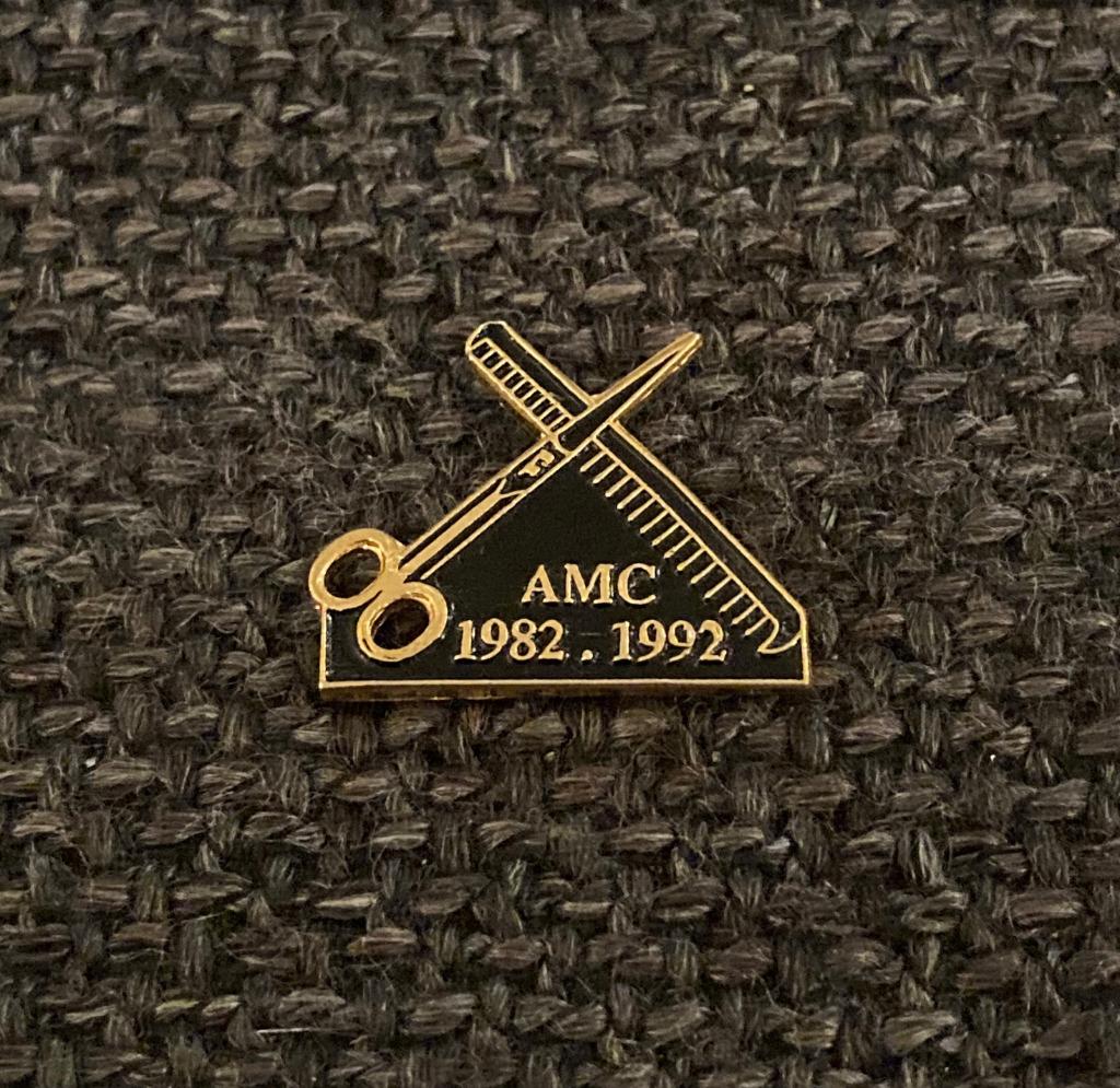 PIN - AMC - COIFFURE - COIFFEUR - KAPPER, Envoi, Utilisé, Autres sujets/thèmes, Insigne ou Pin's