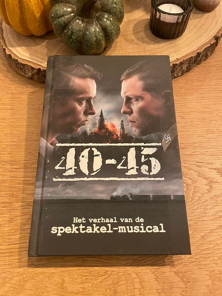 Boek 40-45 Spektakel Musical, Ophalen of Verzenden, Zo goed als nieuw