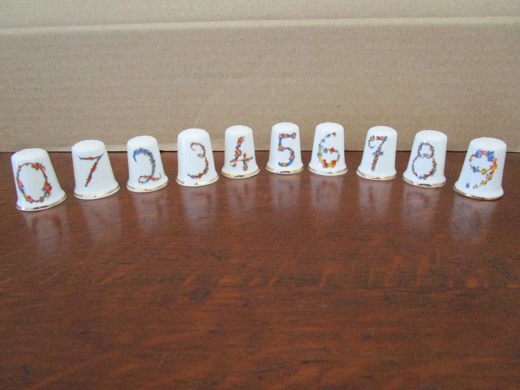 vingerhoedjes met cijfers, Collections, Dés à coudre, Neuf, Porcelaine, Enlèvement ou Envoi