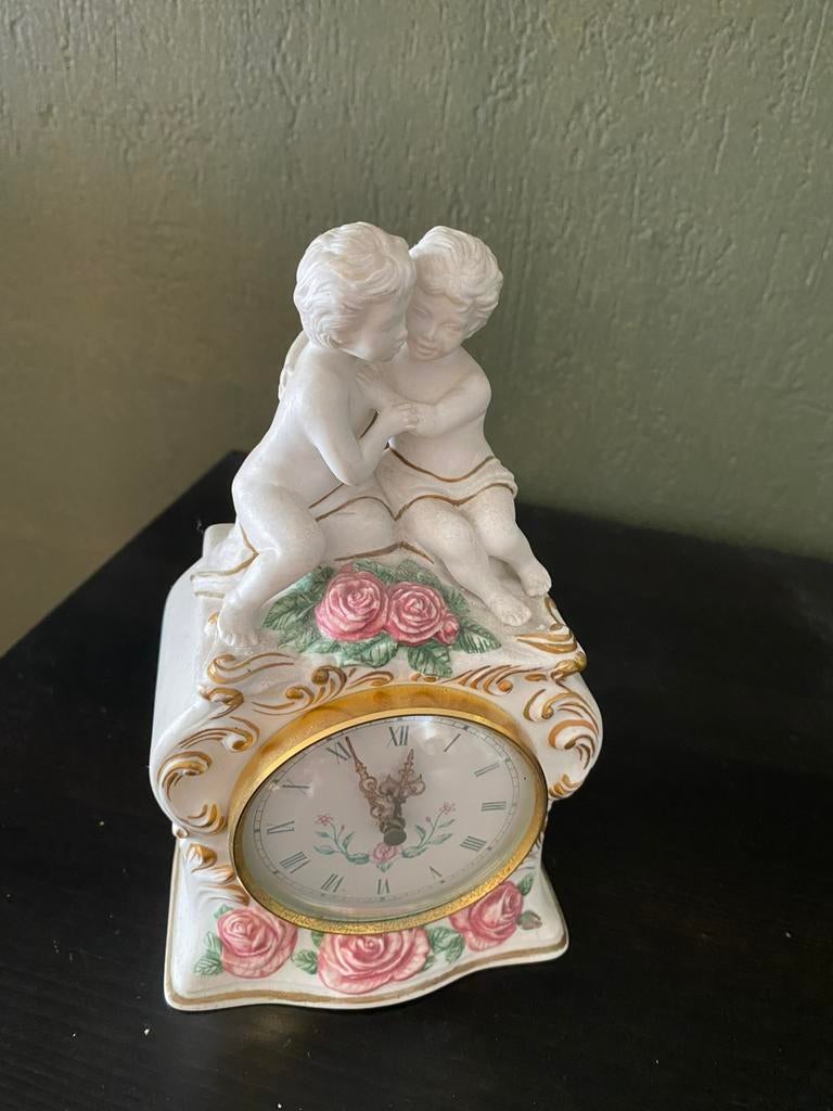 La première Embrace. Horloge Cherub en porcelaine fine, Enlèvement ou Envoi