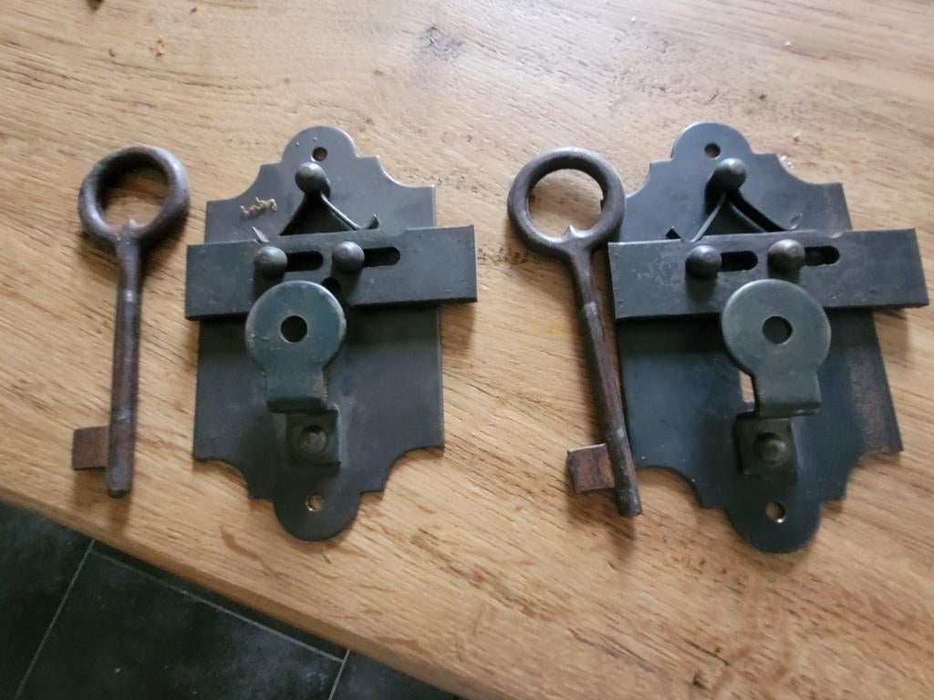 Lot de 2 serrures anciennes de meubles, Envoi