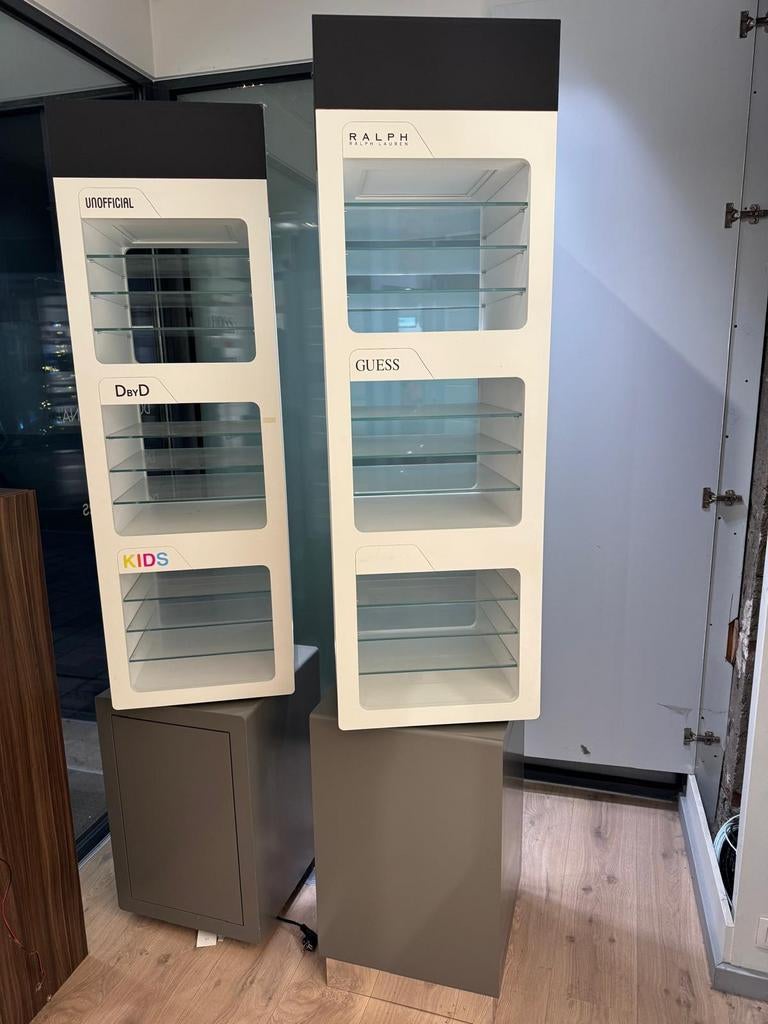 Vitrine avec éclairage, Enlèvement
