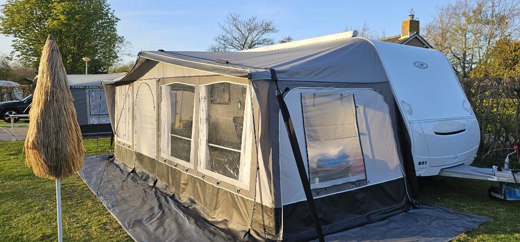 LMC Style 450D in perfecte nieuwstaat., Caravanes & Camping, Caravanes, Particulier, jusqu'à 4, 1000 - 1250 kg, Siège de train