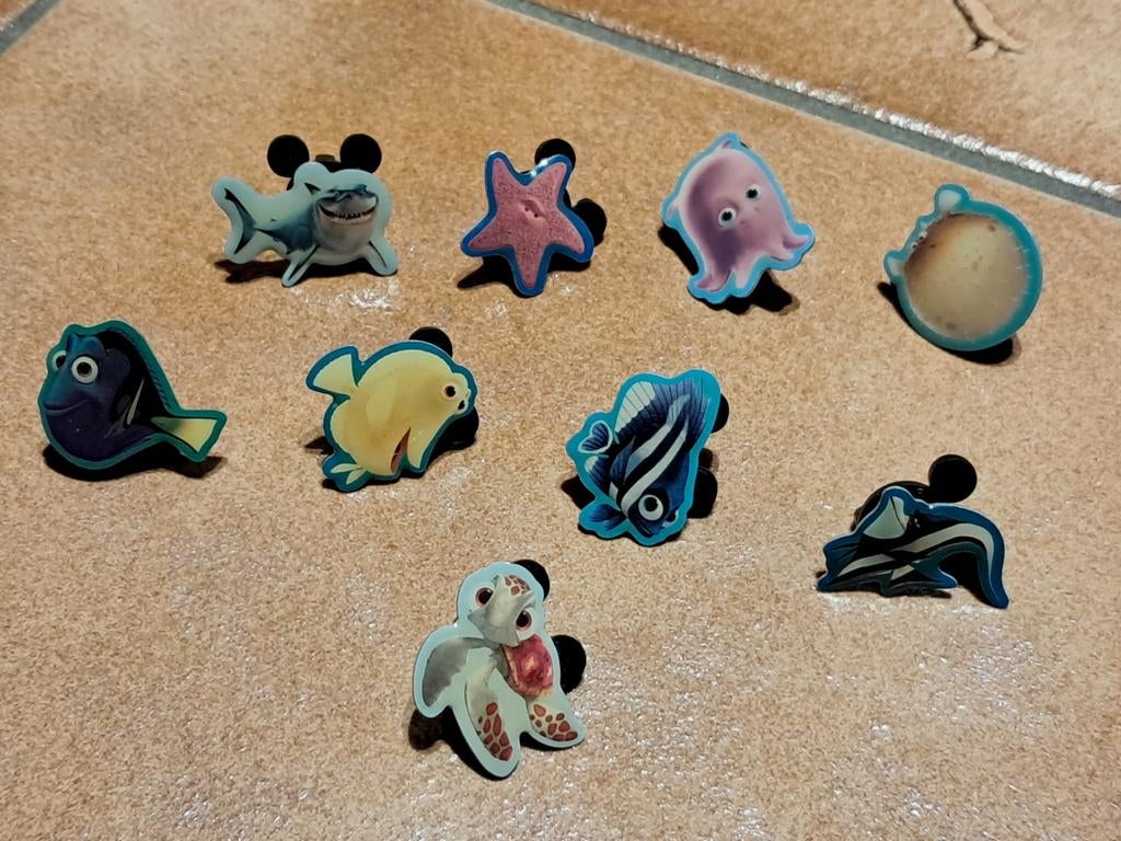 Lot de 9 pin's Le monde de Nemo Disney Pixar, Enlèvement ou Envoi, Comme neuf, Autres sujets/thèmes, Insigne ou Pin's