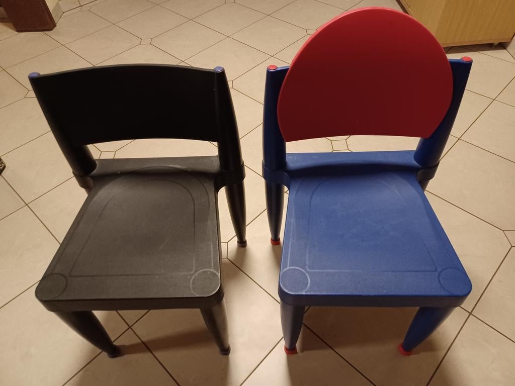 2 Stoelen in stevige kunststof, Verzenden