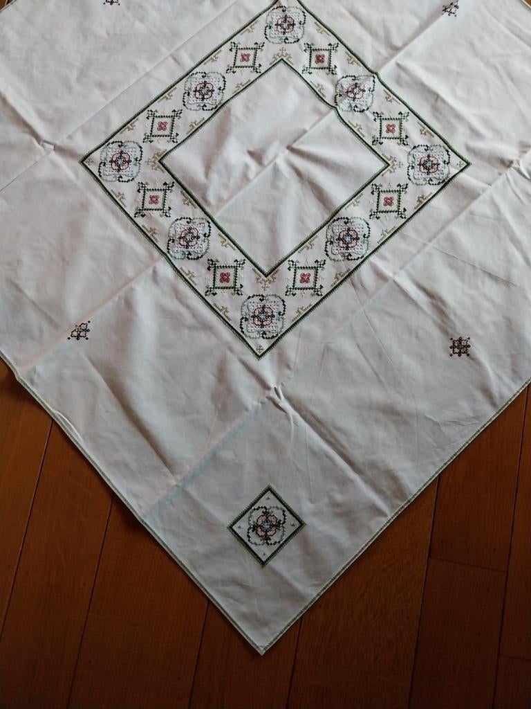 Nappe à thé brodée au point de croix à la main, Enlèvement ou Envoi, Comme neuf