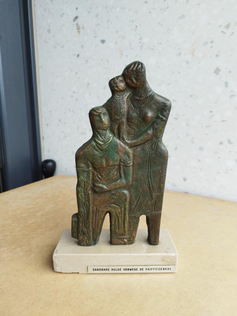 bronzen werk dat een familie voorstelt, Ophalen, Brons
