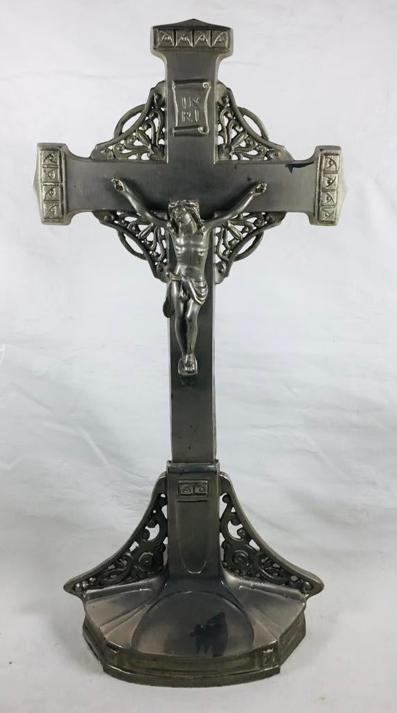 Crucifix ancien Art Nouveau surpied étain zamak JMPC Belgium, Antiquités & Art, Antiquités | Objets religieux, Enlèvement ou Envoi