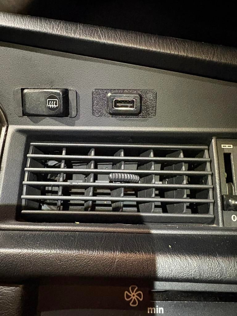 Inbouw usb oplader voor mercedes 190/w201, Enlèvement ou Envoi, Mercedes-Benz