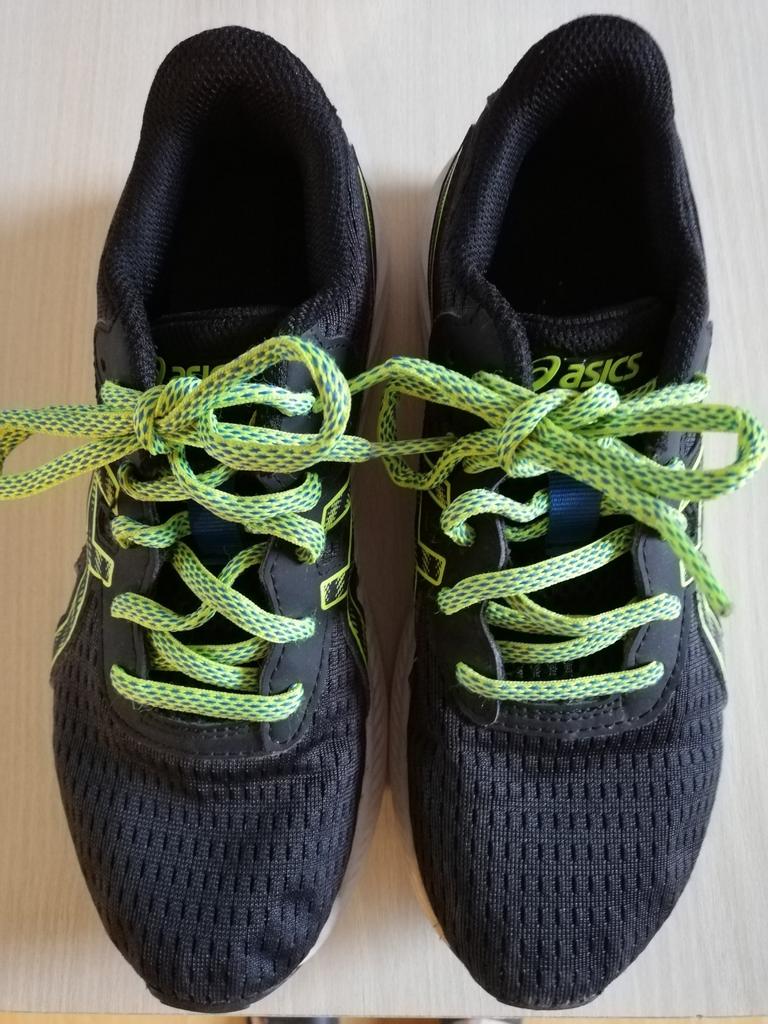 Chaussures de course à lacets noirs Asics pointure 34, Sports & Fitness, Course, Jogging & Athlétisme, Enlèvement ou Envoi, Comme neuf