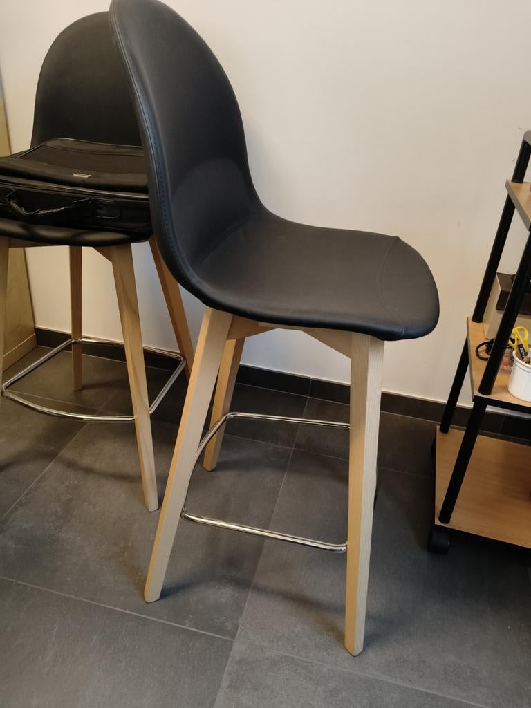 4 eikfineer en lederen barkrukken, Enlèvement