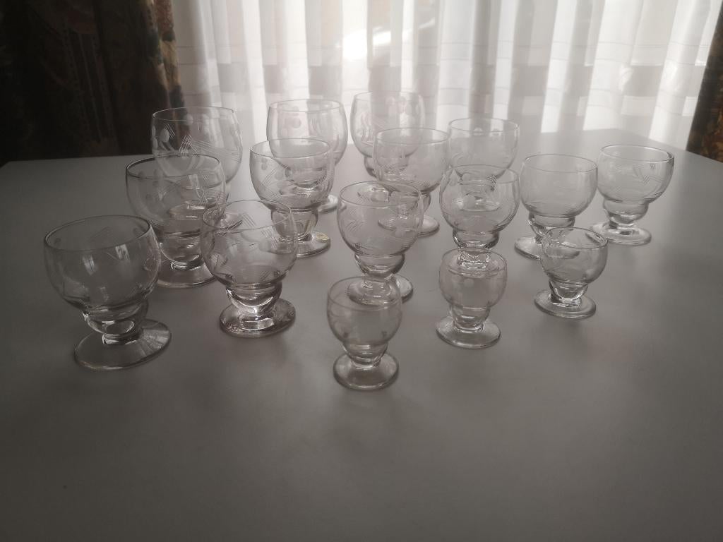 Drinkglazen  - Gezandstraalde glazen op voet  set 15 €, Verzamelen, Glas en Drinkglazen, Ophalen of Verzenden