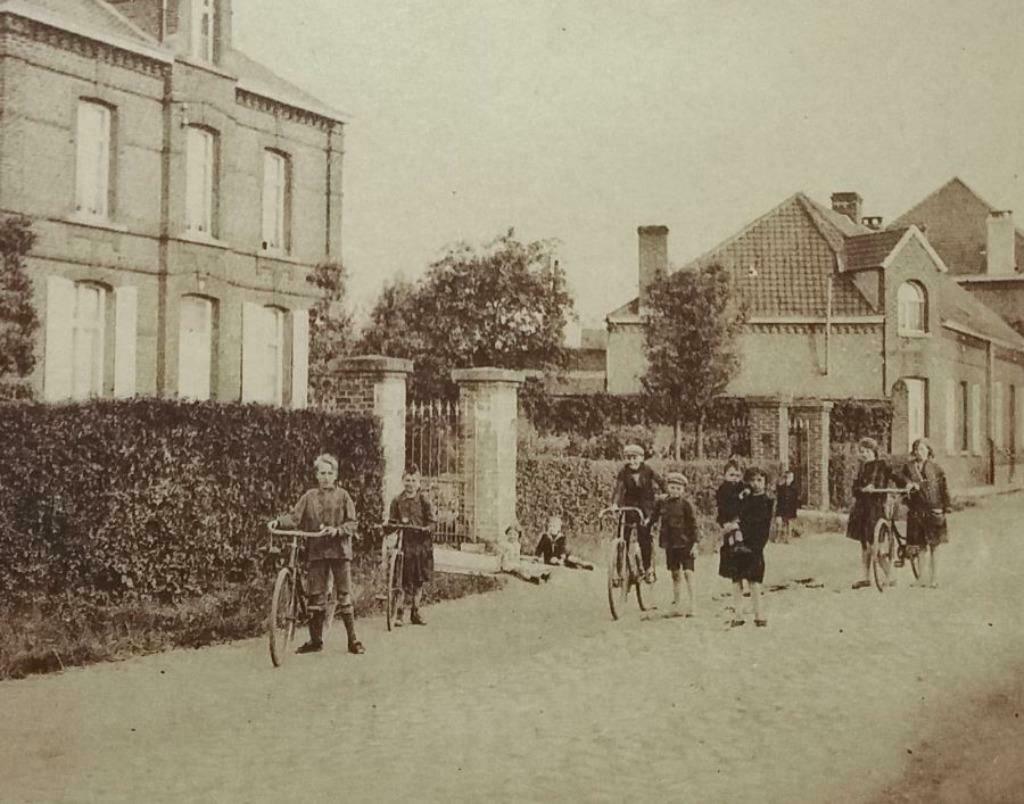 Carte Postale Escanaffles Ecole communale des garçons Celles, Collections, Cartes postales | Belgique, Enlèvement ou Envoi, Avant 1920