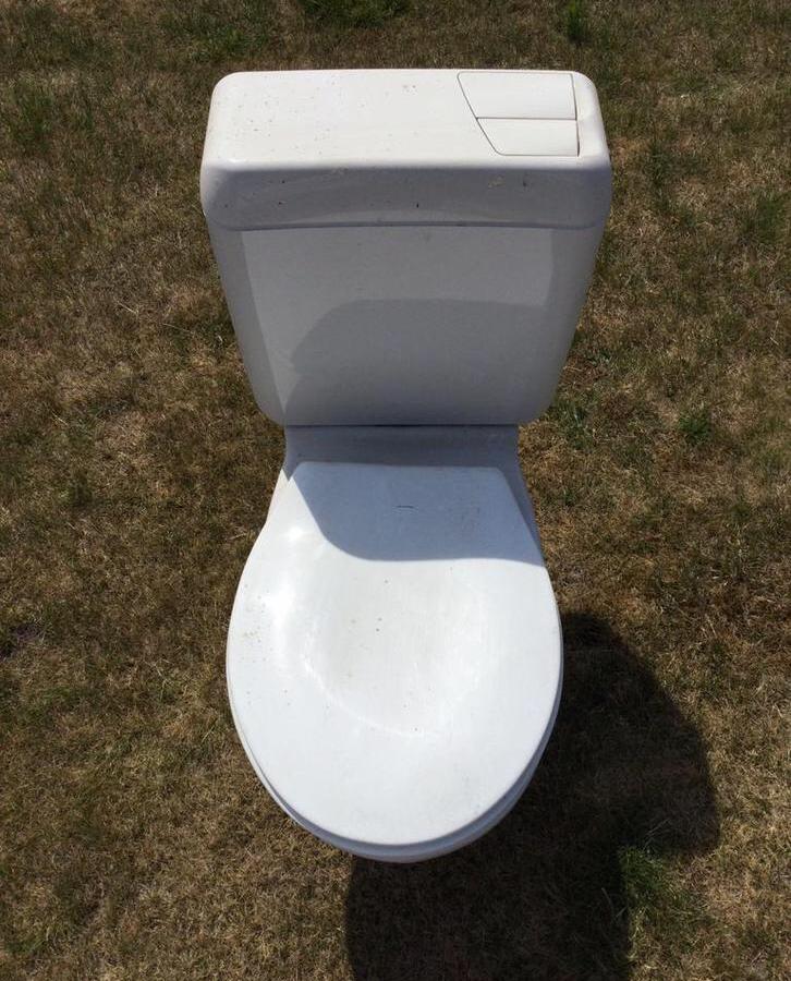 2 Wc’s : 1 met verticale & 1 met horizontale afvoer, Ophalen, Gebruikt