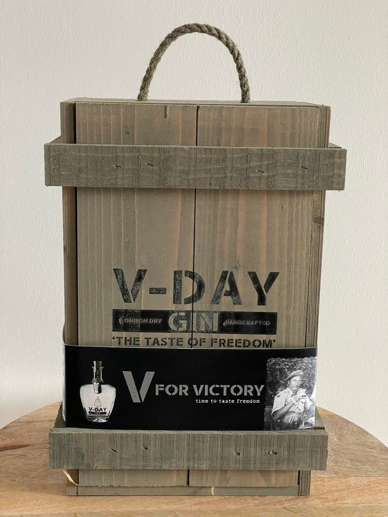 V-Day gin in geschenkverpakking/ houten doos, Ophalen, Nieuw
