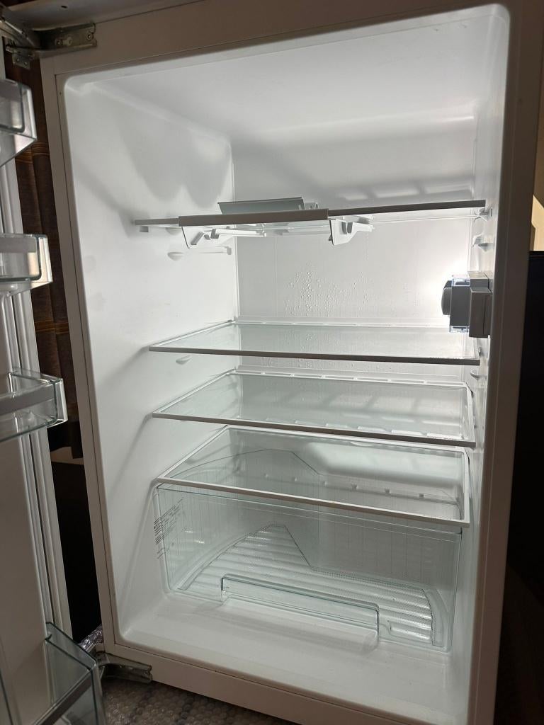 Inbouwkoelkast Siemens, Elektronische apparatuur, Ophalen, 100 tot 150 liter, Energieklasse A of zuiniger, Zonder vriesvak