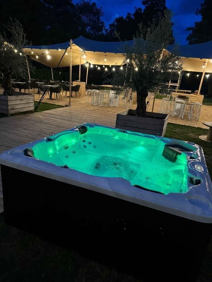 Jacuzzi te huur, Envoi, Comme neuf
