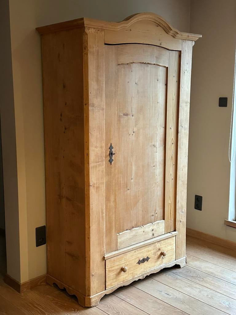 Oude massieve grenen kast met lade en hangroede, Ophalen