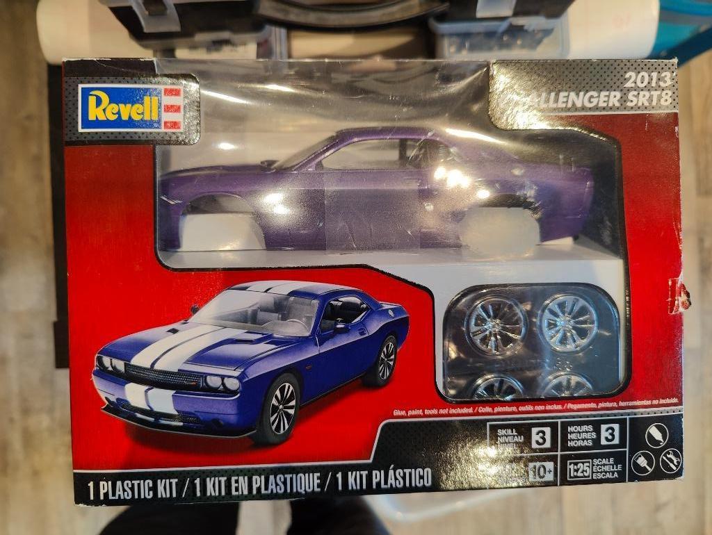 Revell Dodge Challenger SRT8, Enlèvement ou Envoi, Voiture, Revell, Plus grand que 1:32