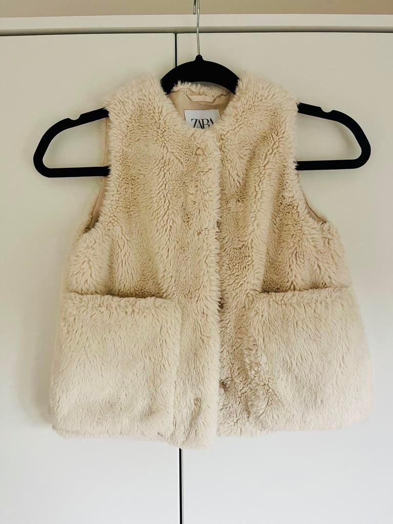 Vestje zonder mouwen in nepbont maat 120 ZARA, Enfants & Bébés, Vêtements enfant | Chaussures & Chaussettes, Utilisé, Autres types