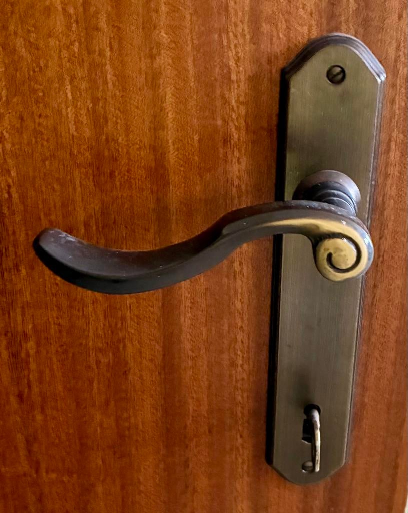 8 poignées de porte intérieure Bertomani 4260 avec plaques., Enlèvement, Comme neuf, Cuivre ou Laiton, Loquet ou Poignée