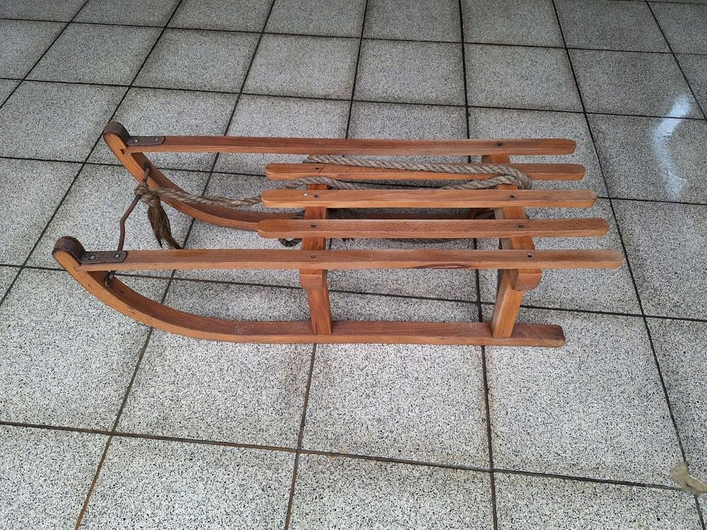 Houten slee, Enlèvement