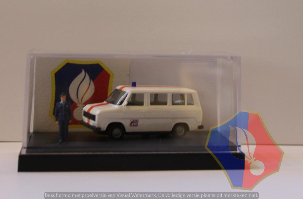 RIJKSWACHT FORD TRANSIT + PLEXI + FIGUUR 1/87, Verzamelen, Verzenden, Rijkswacht, Miniatuur of Beeldje