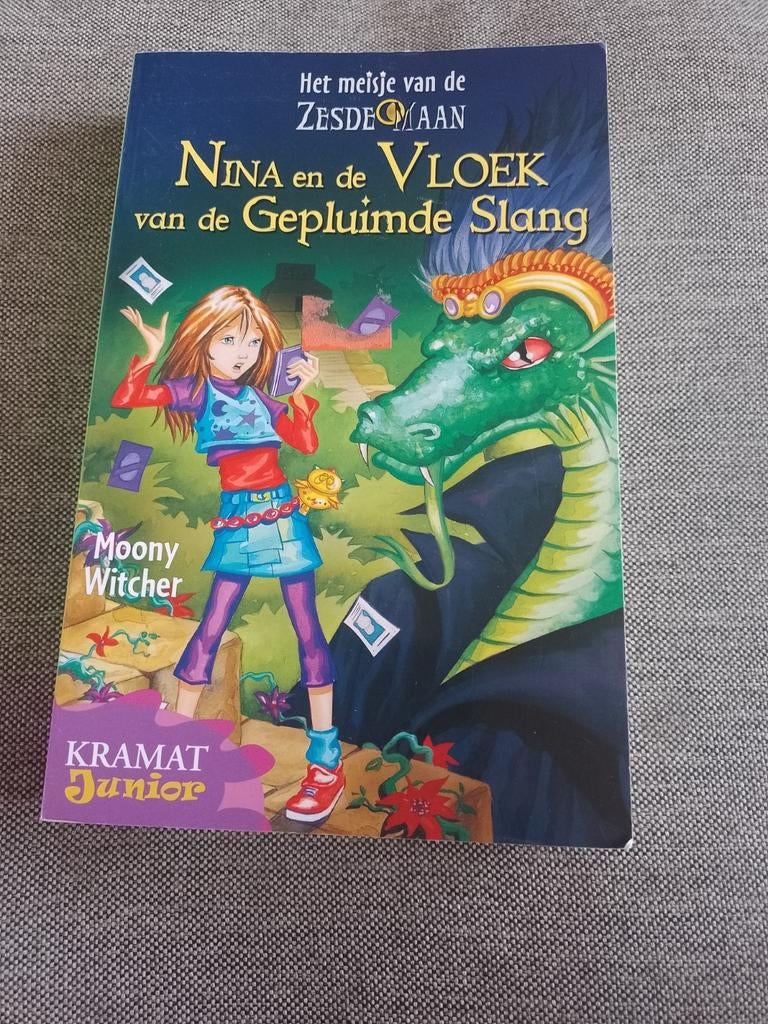 Moony Witcher - Nina en de Vloek van de Gepluimde Slang, Livres, Enlèvement ou Envoi, Comme neuf, Moony Witcher