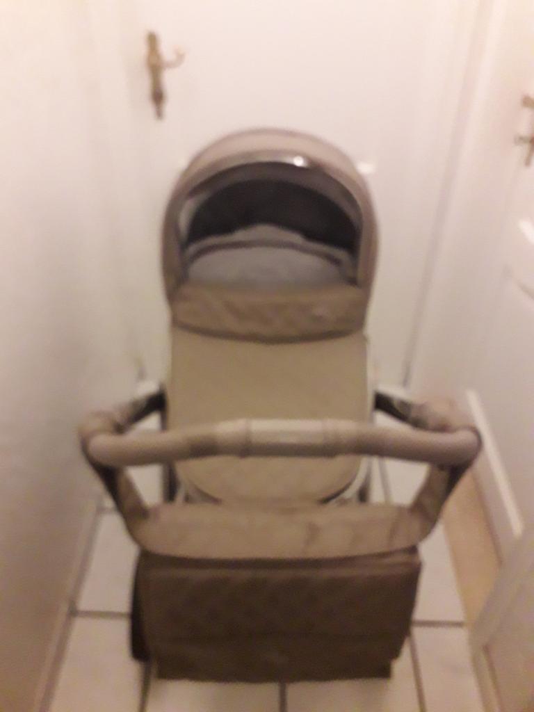 Mooie beige koets met alle assecoires  erbij, Kinderen en Baby's, Kinderkamer | Inrichting en Decoratie, Ophalen
