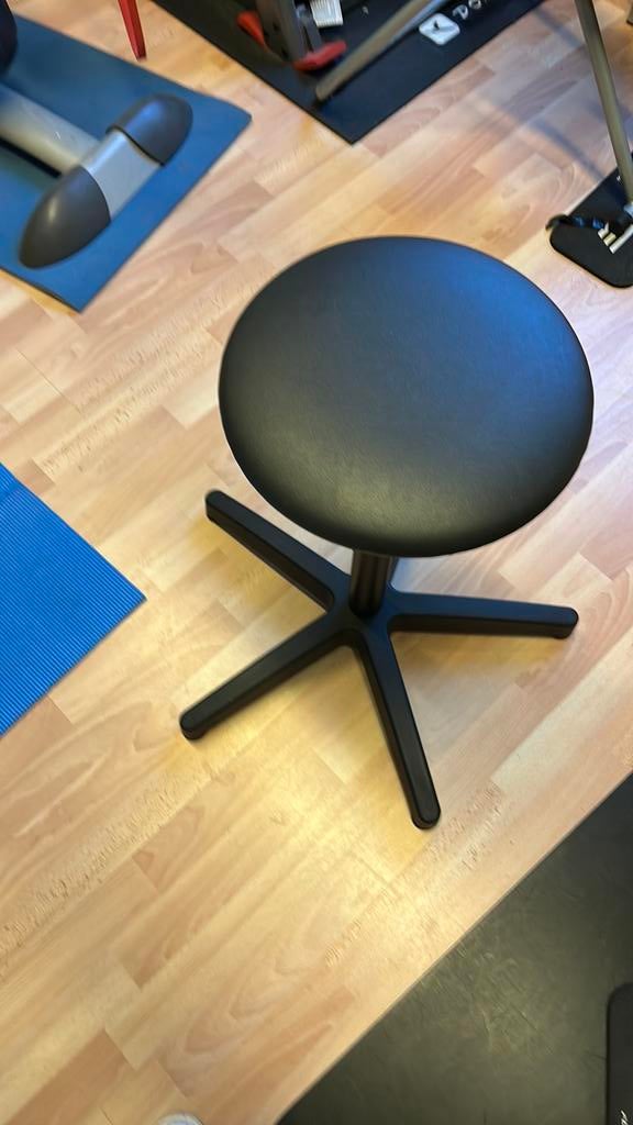 Tabouret noir avec vérin à gaz, Enlèvement, Comme neuf, Plastique
