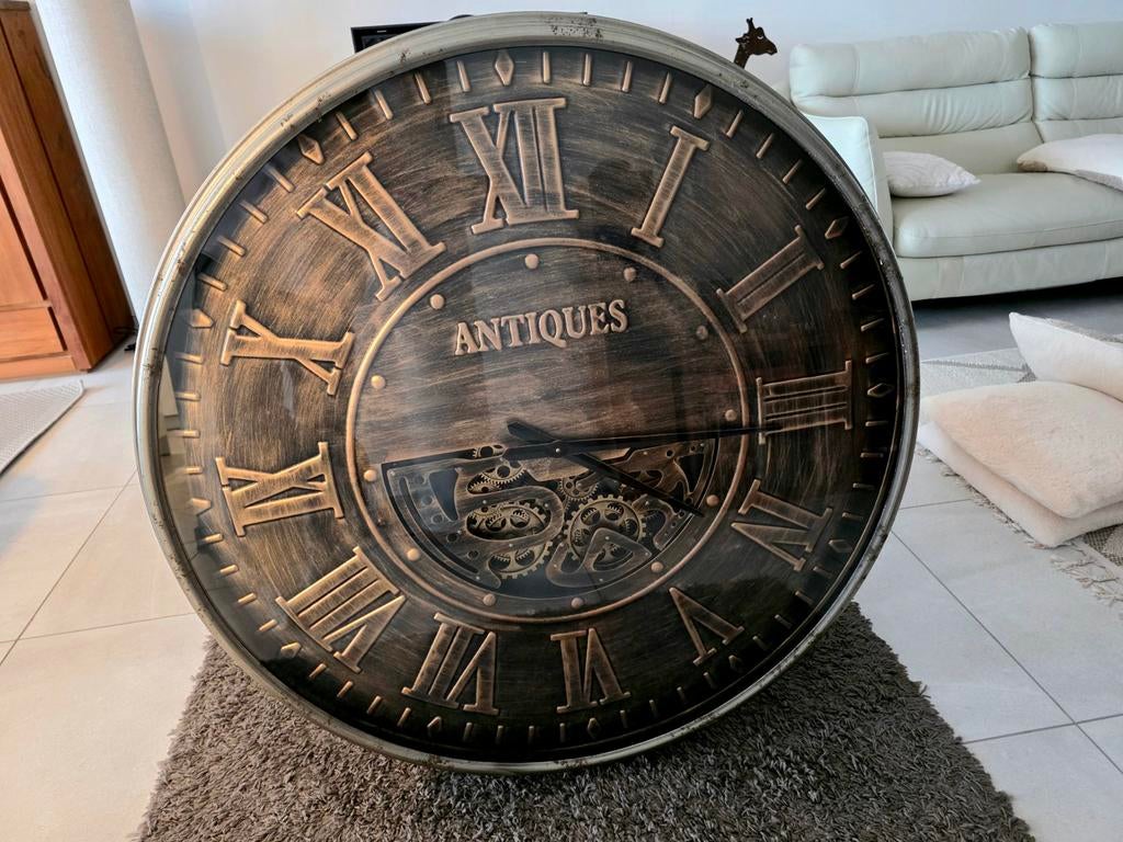 Decoratieve wandklok Gemaakt van metaal, diameter 1 meter bi, Huis en Inrichting, Ophalen, Zo goed als nieuw, Rond, Overige materialen