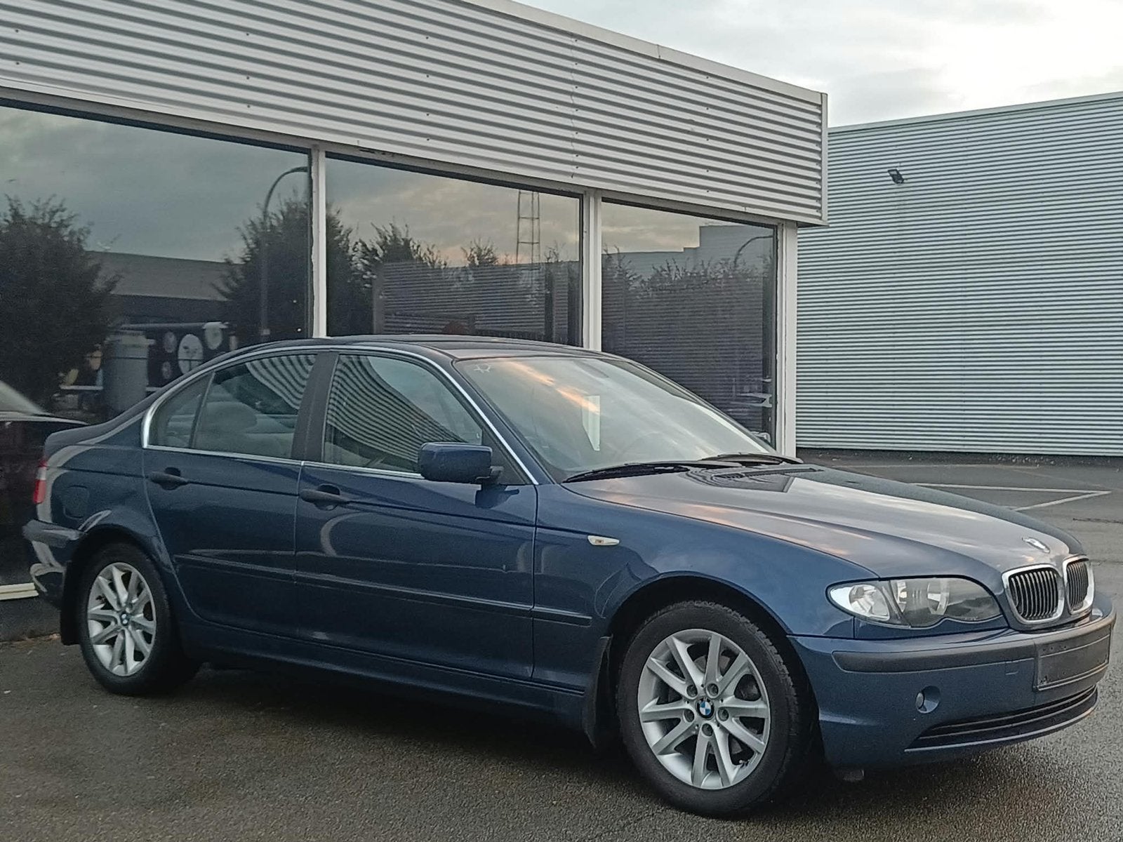 BMW E46 318 BENZINE EXCLUSIVE EDITION FACELIFT EURO4, Auto's, 100 kW, Dealer onderhouden, 1995 cc, Zwart