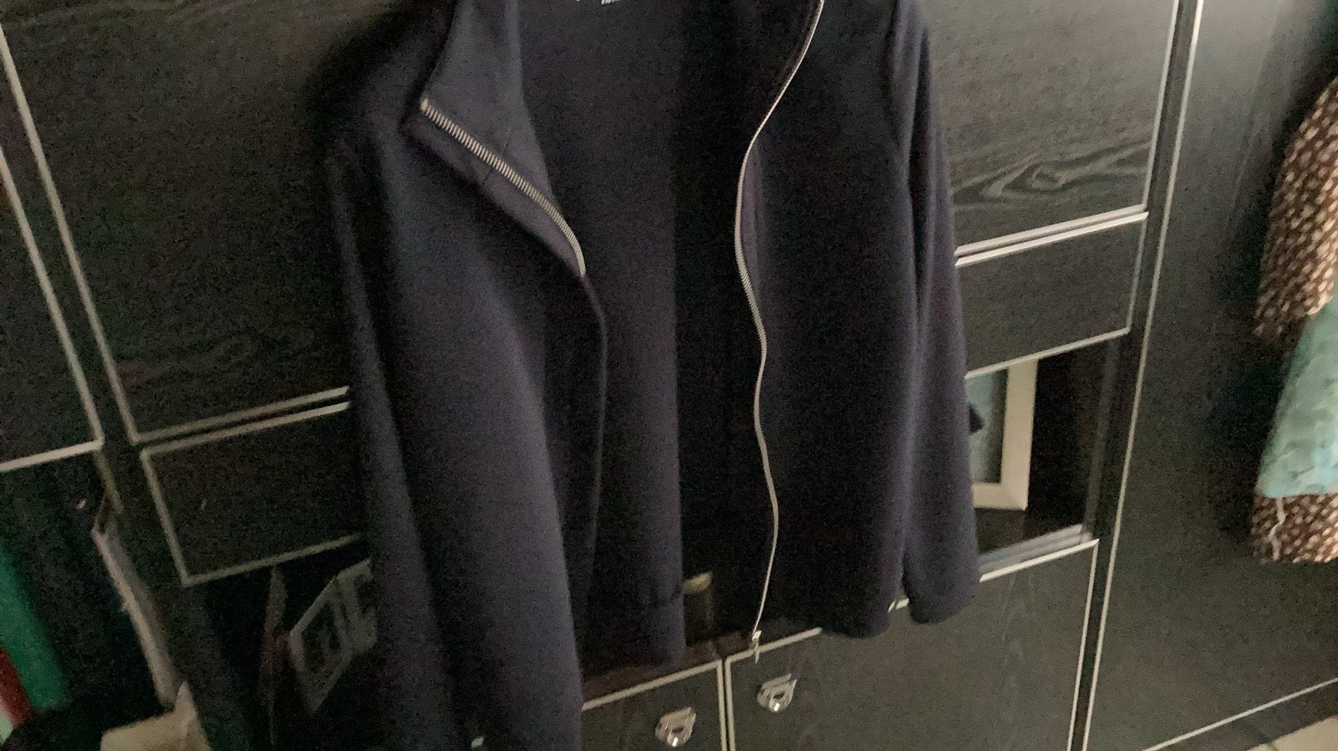 Cardigan, Enlèvement, Comme neuf