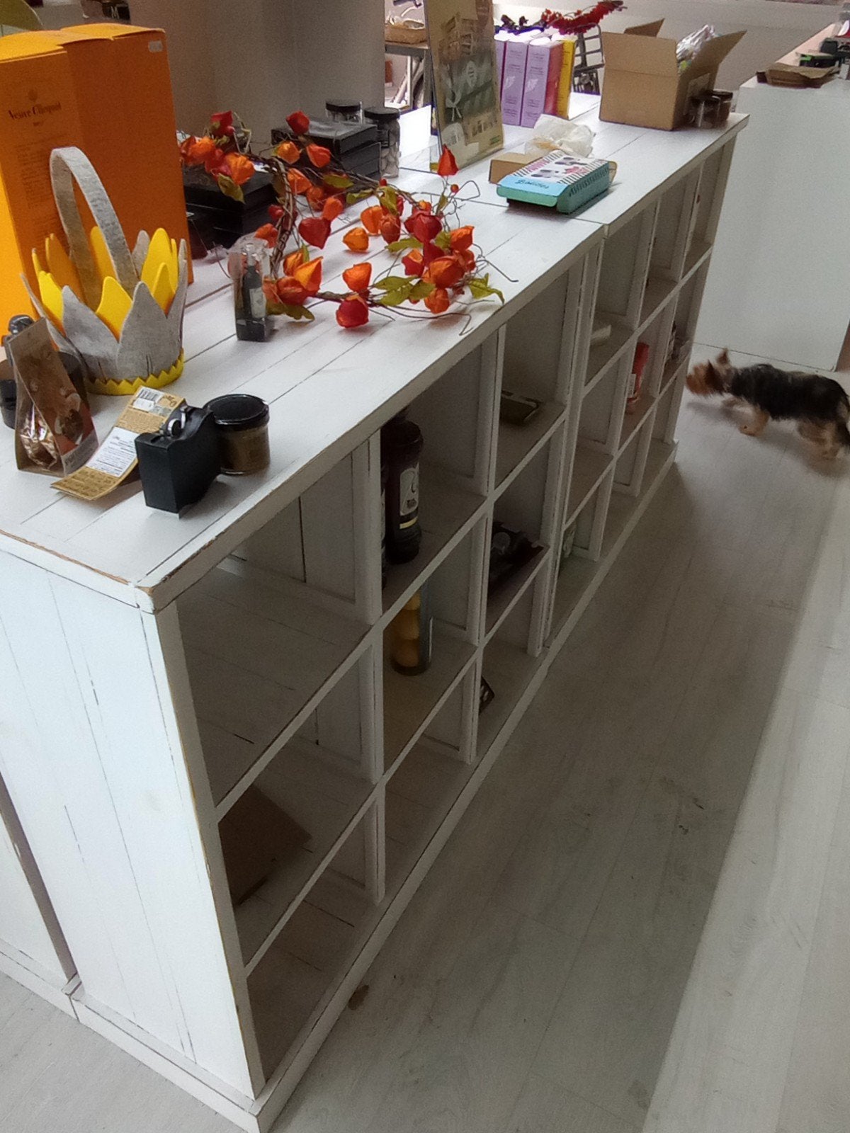 4 dezelfde open kastjes, Enlèvement
