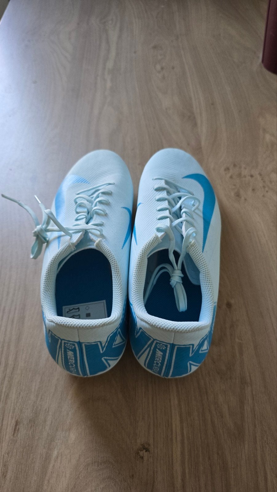 Chaussure de football jamais utilisé, Sport en Fitness, Volleybal, Ophalen, Schoenen