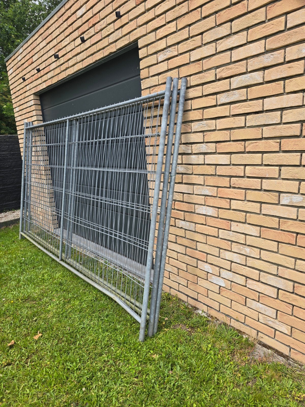 3 Bouwhekken en 4 betonnenvoeten, Enlèvement