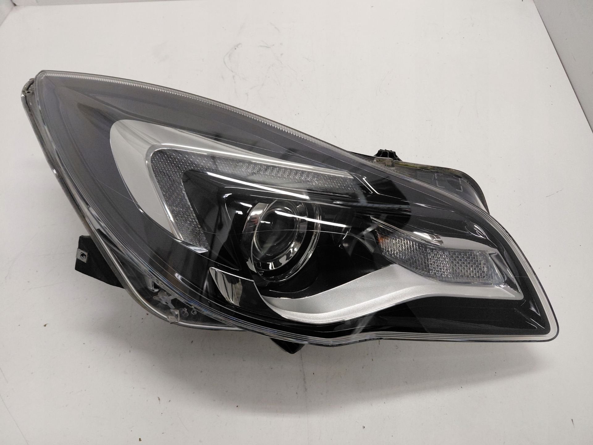 Phare avant droit Opel Insignia A Lift 13409907, Autos : Pièces & Accessoires, Opel Automobile GmbH, Opel, Bahnhofsplatz 1
65423  Russelsheim am Main, DE